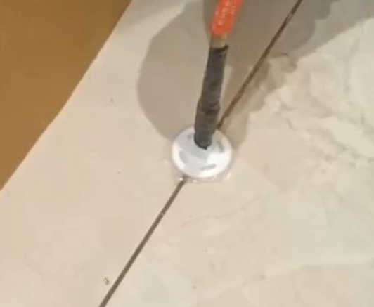 梅河口瓷砖空鼓维修公司专业解答瓷砖在铺贴过程中，如果没有涂抹均匀到位的粘结材料（如水泥砂浆或瓷砖胶），可能会导致以下问题