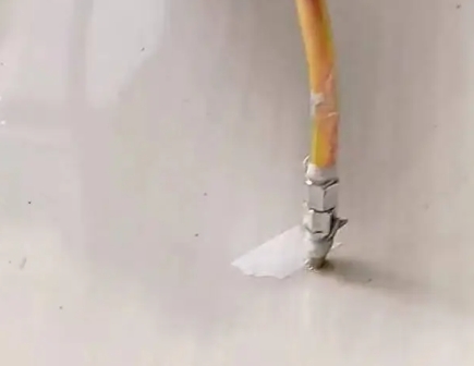 梅河口瓷砖空鼓维修公司专业解答在瓷砖铺贴过程中，如果使用的砂料过粗（如全部使用了粗砂），可能会导致以下问题